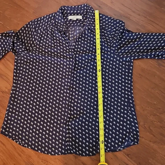 LOFT Navy and White Patterned Button Down Blouse Size LP - Picture 6 of 6